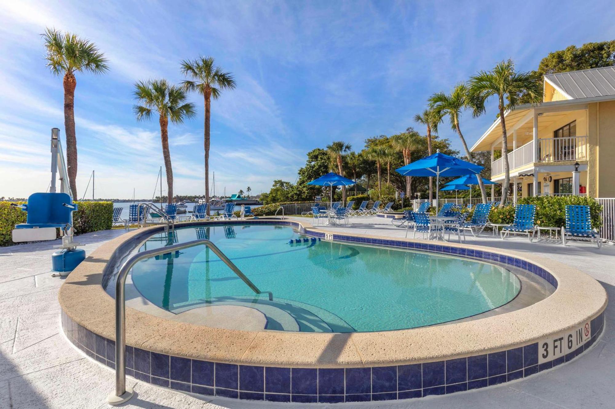 Hilton Vacation Club Charter Club Naples Bay Hotel Eksteriør billede